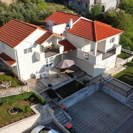 Ema Apartment